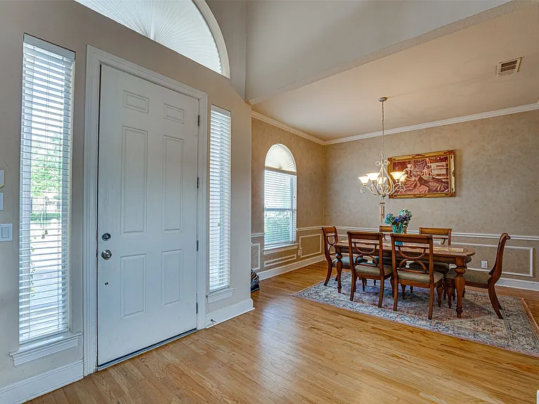 14 Center Ct — Photo 3