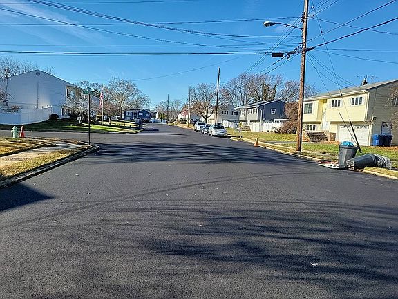 4th image of 9 Roberta Dr