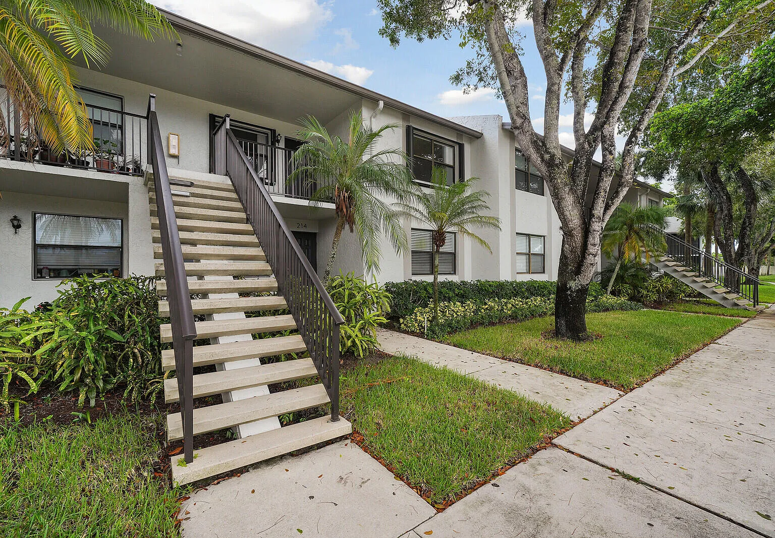 2 bed, 2.0 bath, 900 sqft, $2,700 — Photo 2