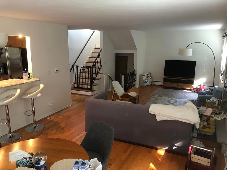 2111 Livingston St — Photo 5