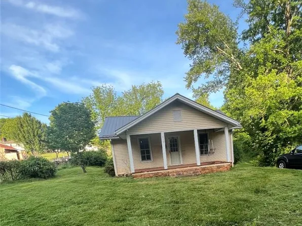 219 W Highland Ave, Elkin, NC 28621