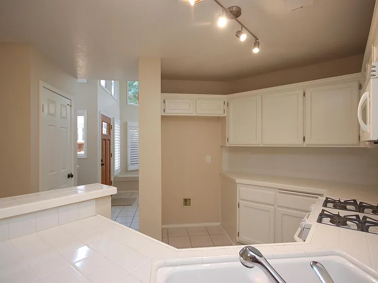 1074 Rocton Dr — Photo 8