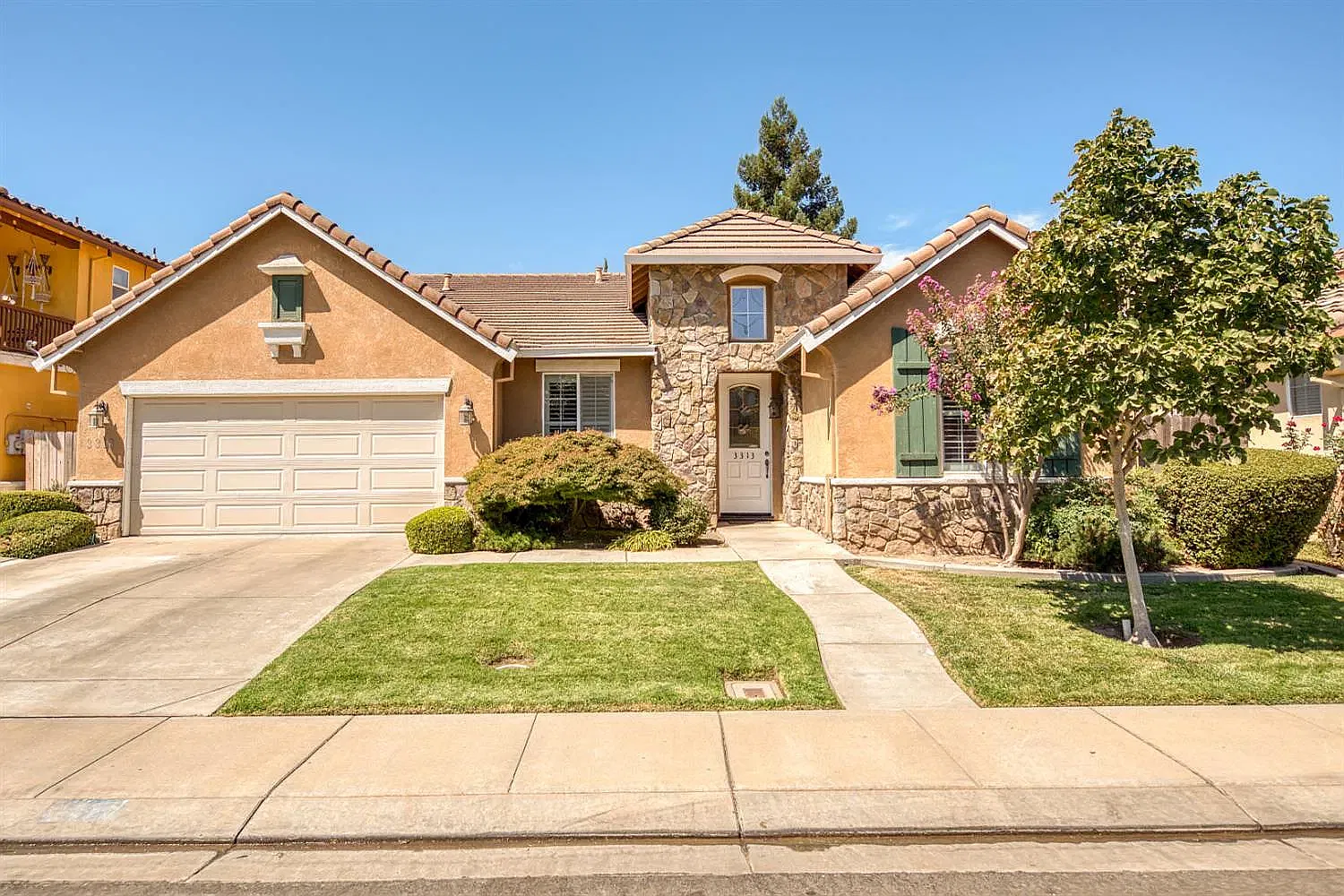 4 bed, 2576 sqft, $3,100 — Photo 1