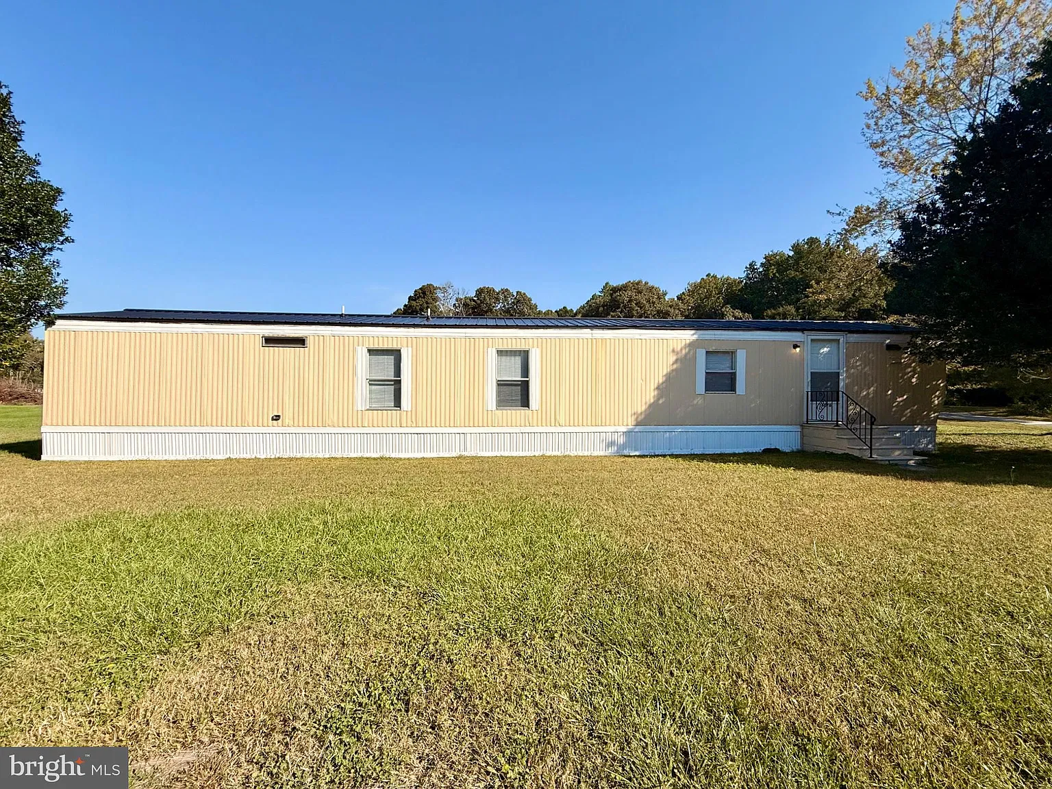3 bed, 1.0 bath, 900 sqft, $1,300 — Photo 1