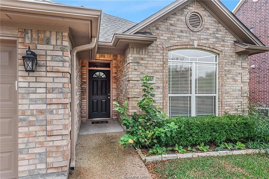 3 bed, 1659 sqft, $2,200 — Photo 3