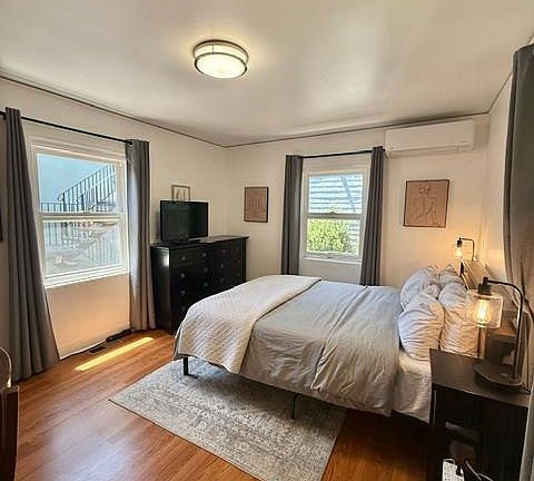 5th image of 418 McAuley St