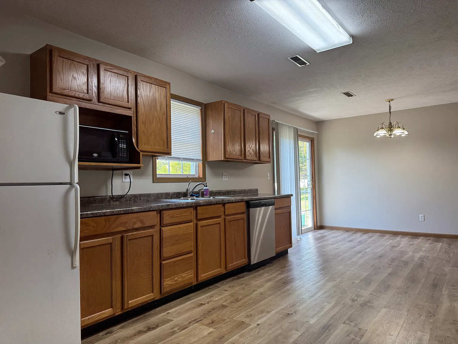 2 bed, 1.5 bath, 1200 sqft, $1,000 — Photo 2