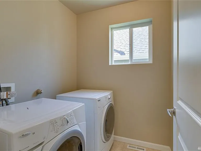 386 NE Denny Way — Photo 4
