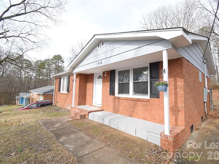 924 Edgegreen Dr — Photo 2