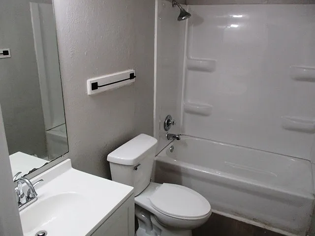 1007 Charlotte Dr — Photo 7