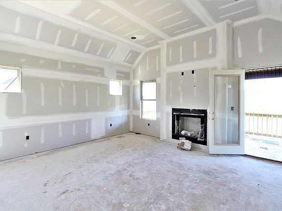 5th image of 16 Hart Ln #16