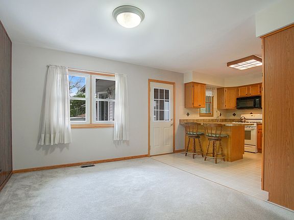 4th image of 69 E Stevenson Dr