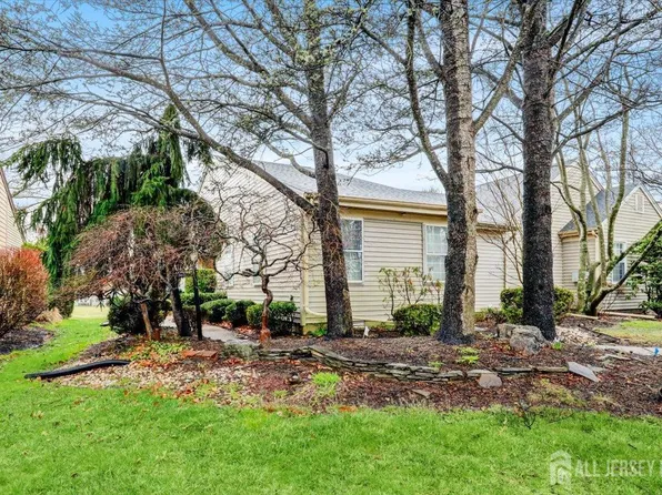 13 Aaron Burr Ct #B, Monroe Township, NJ 08831