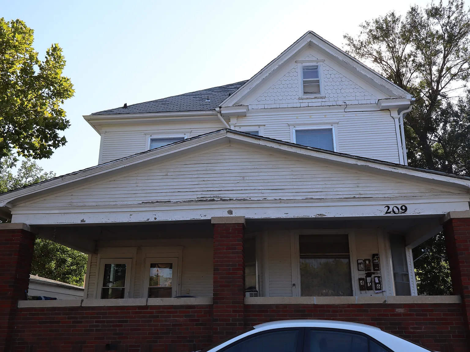 Ninth 209 S — Photo 1