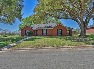2401 Oakwood Dr, Brenham, TX 77833