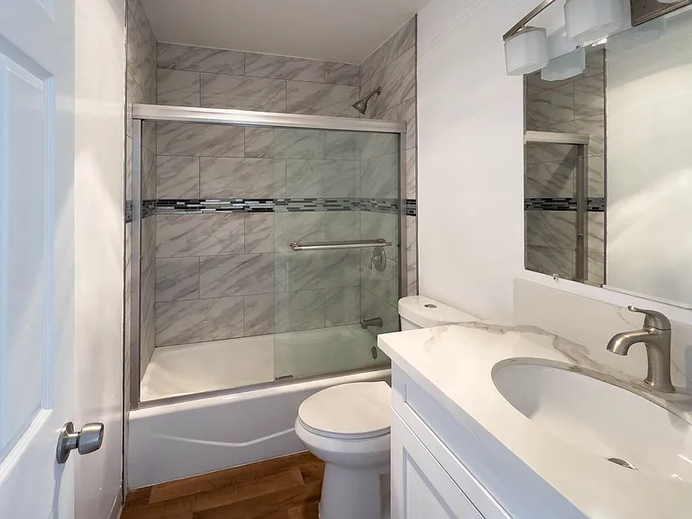 Parkway Plaza Apartments — Photo 15