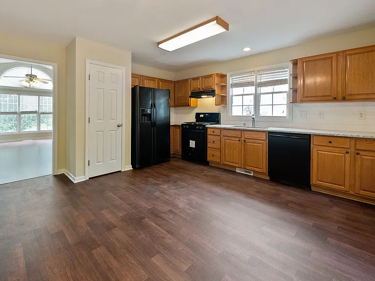 2032 Ferbow St — Photo 5