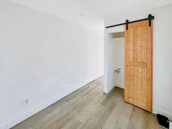 5th image of 933 1/3 E Kingsley Ave