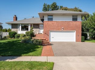 5 Roxton Rd, Plainview, NY 11803