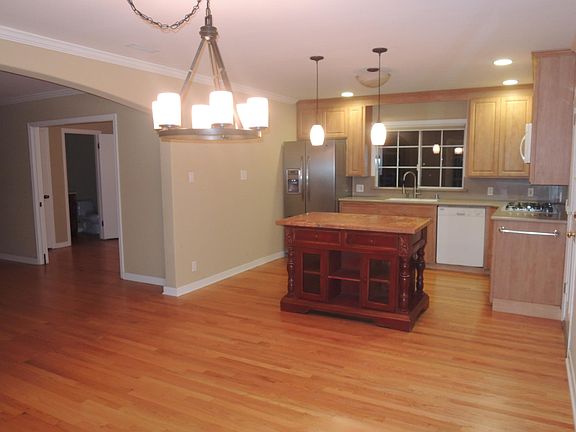 3rd image of 1684 McBain Ave