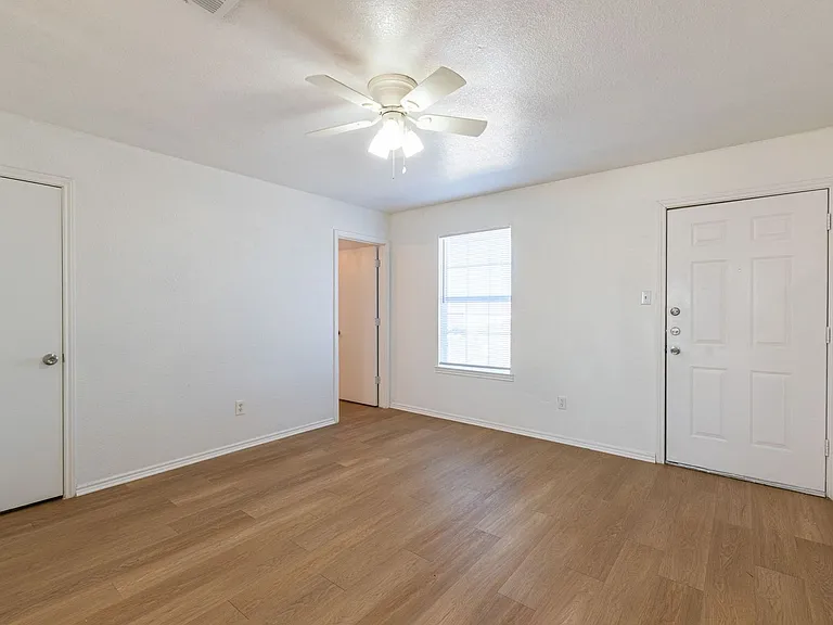 5904 Greengate Dr #D — Photo 5