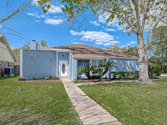 5th image of 1700 Hawthorn Dr
