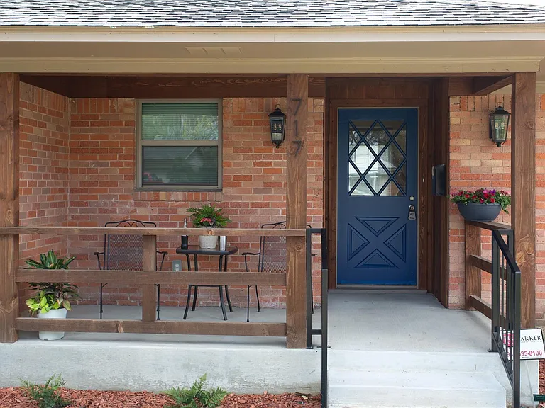 717 Greenleaf Dr — Photo 3