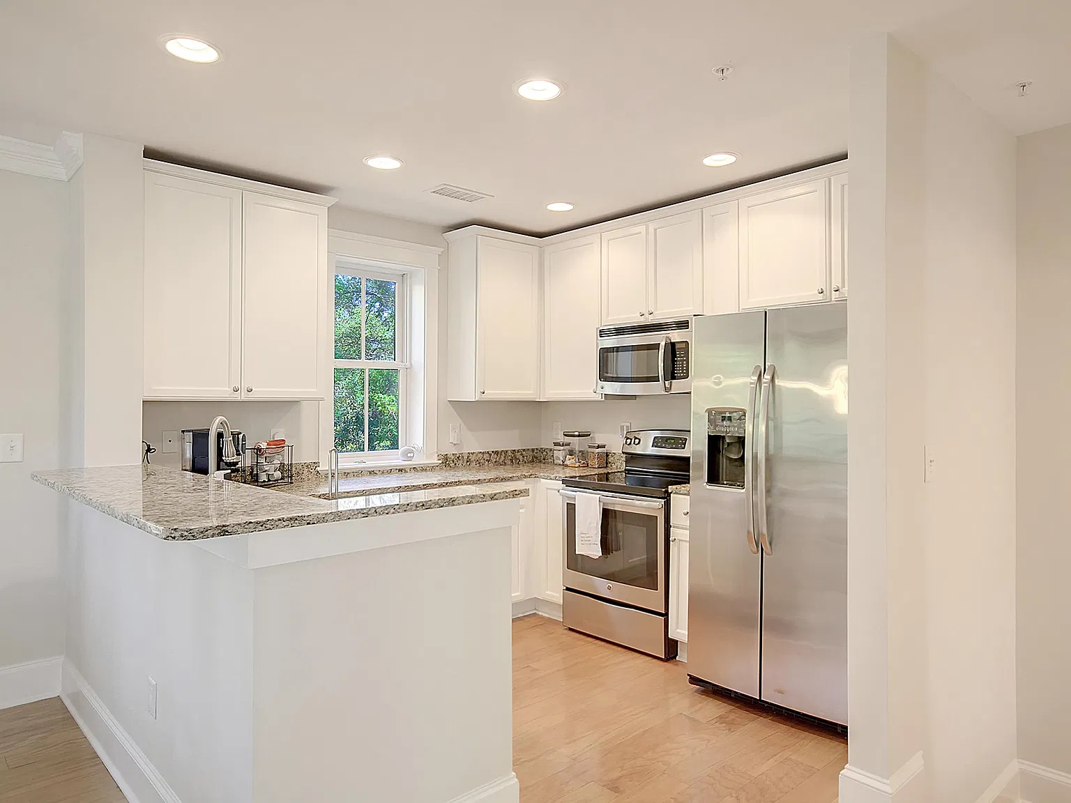 3 bed, 2.5 bath, 1800 sqft, $3,200 — Photo 3