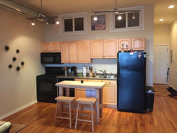 2nd image of 1302 N Milwaukee Ave #301