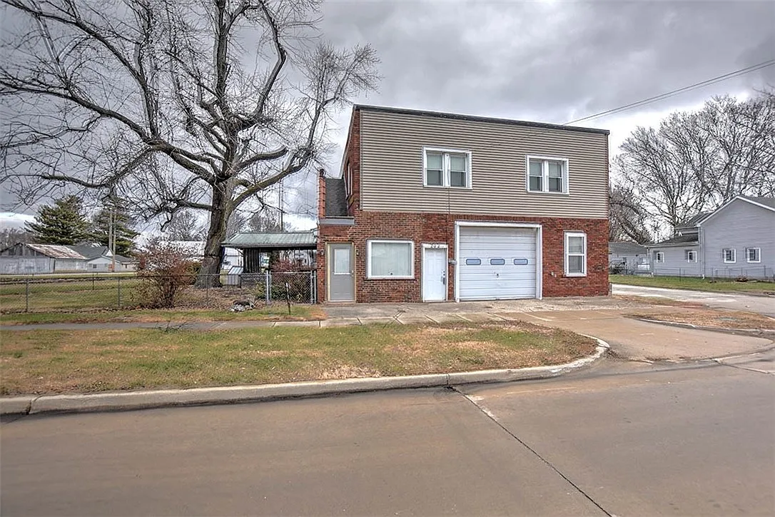 202 W South St photo 1