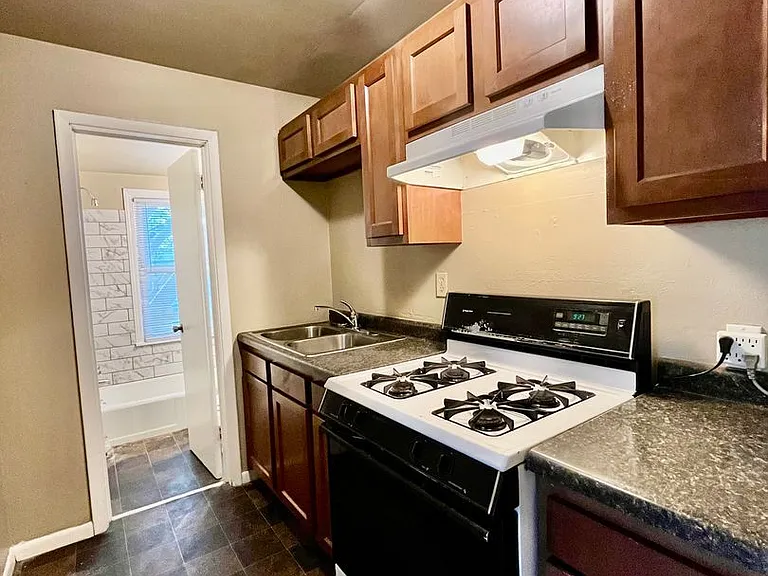 476 Herschel St. — Photo 19