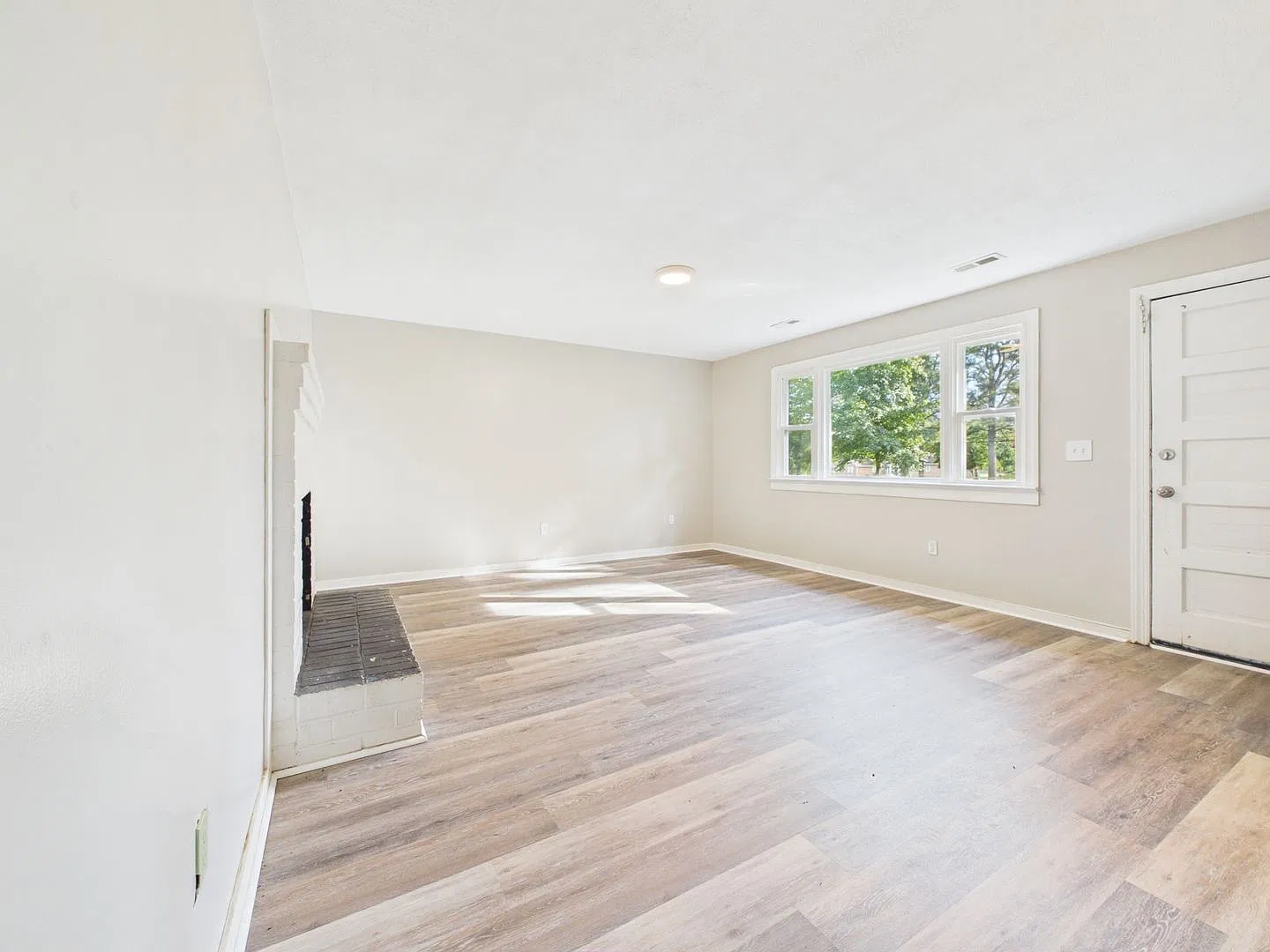3 bed, 1.5 bath, 1152 sqft, $1,700 — Photo 2