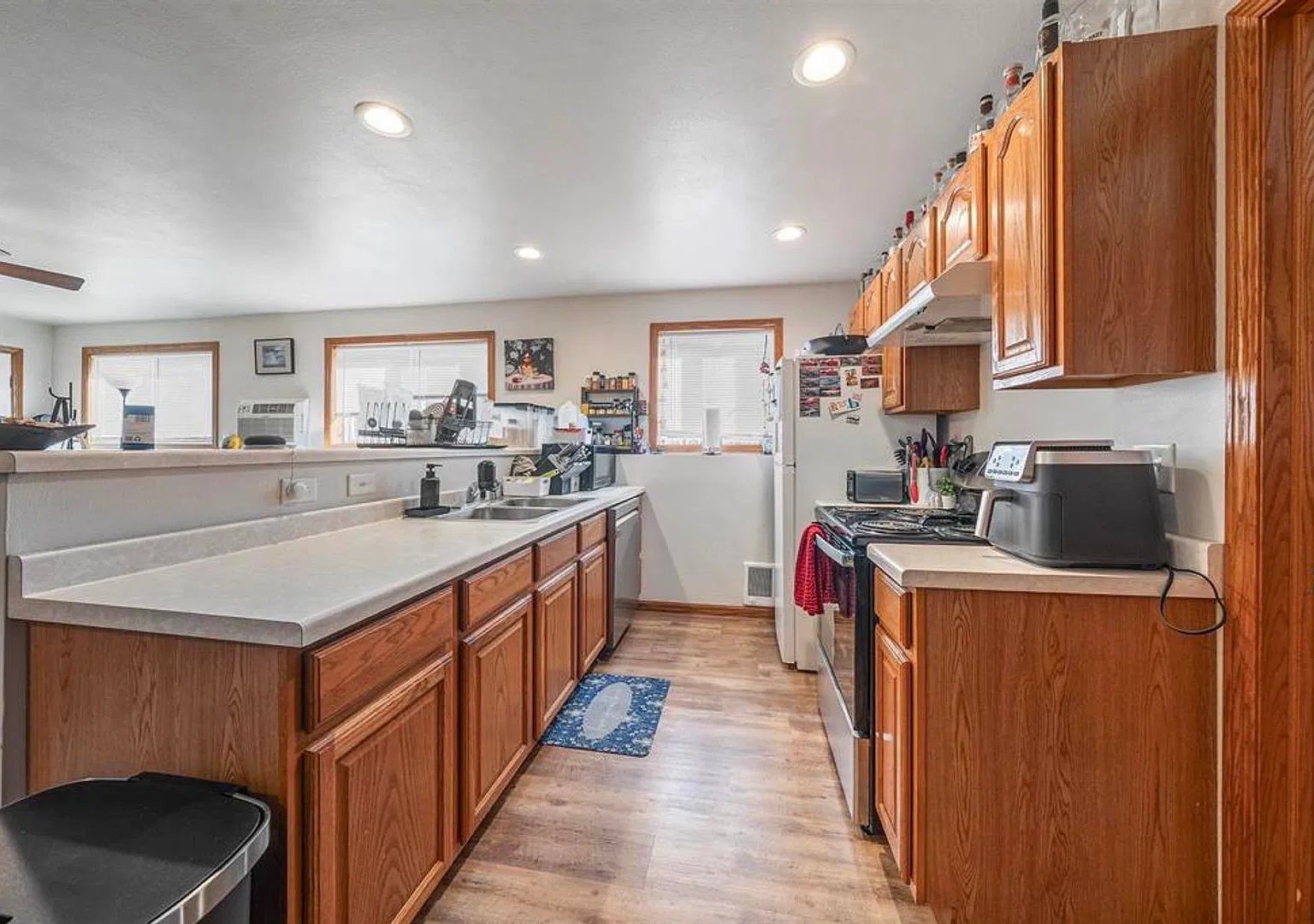 1737 Evans St — Photo 4