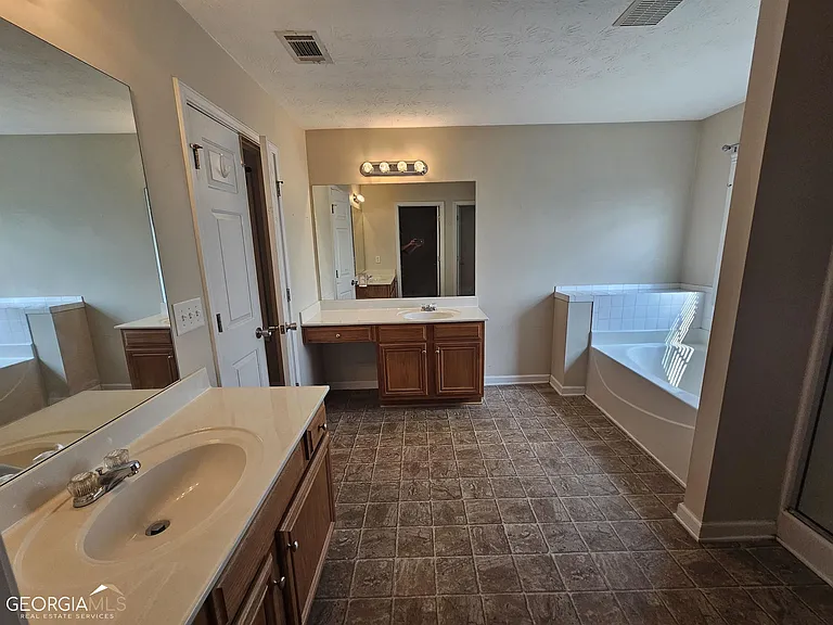 45 Manchester Ln — Photo 10