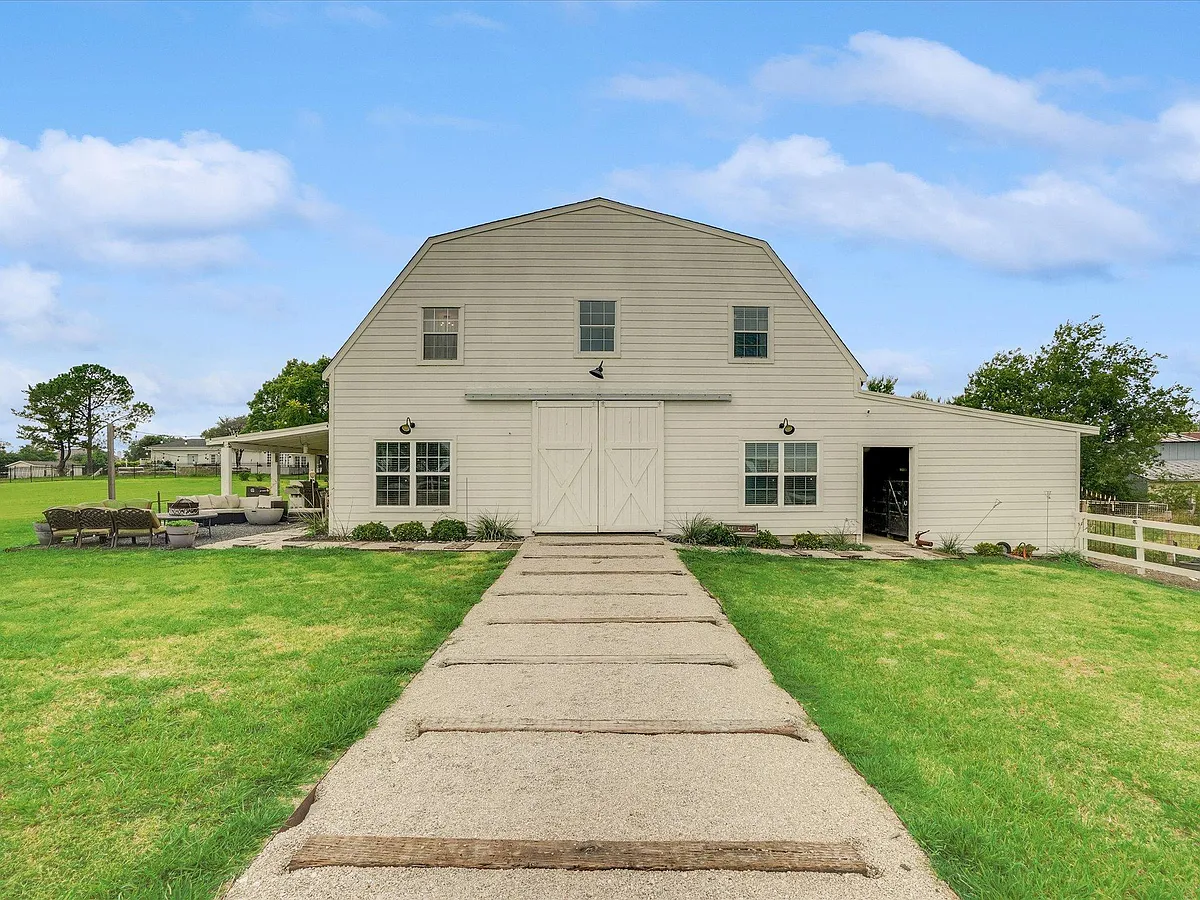 Building Photo - 1400 Shadow Brook Trl