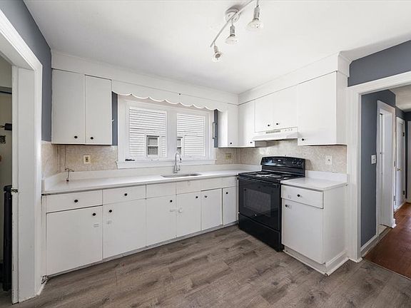 4th image of 528 Ferry St