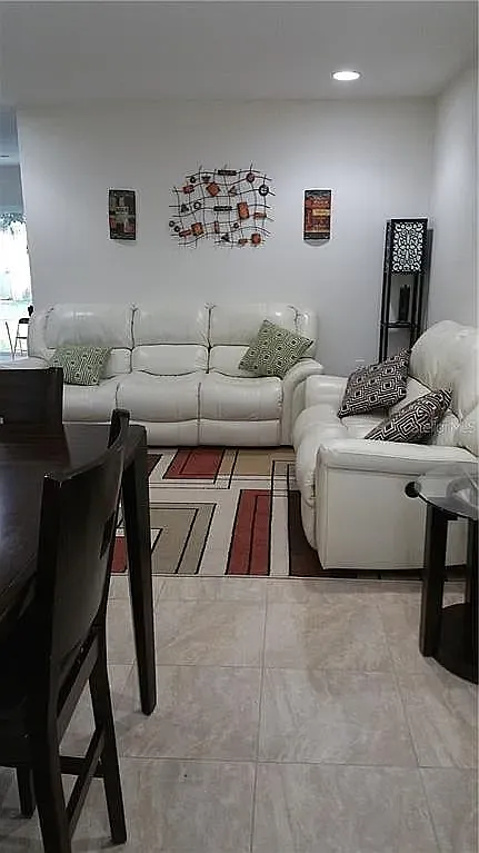 3 bed, 1200 sqft, $2,100 — Photo 3