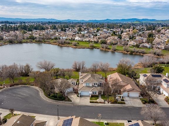 3rd image of 2913 Lakefront Court
