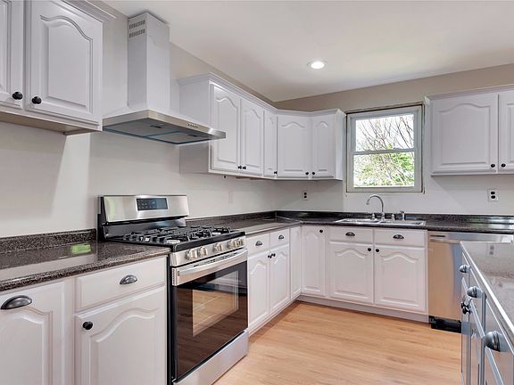 3rd image of 3110 Chestnut Ave