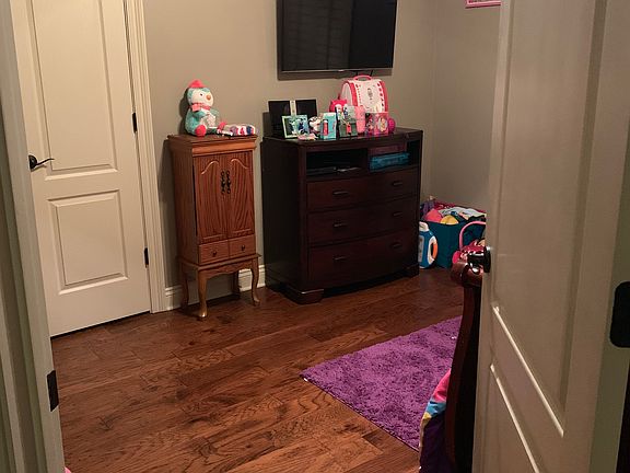 4th image of 165 Port Royal Way