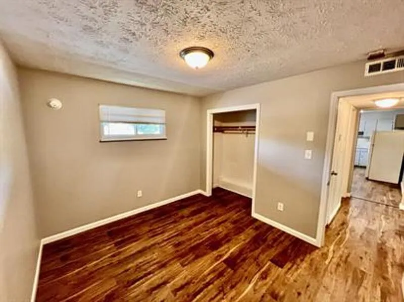 2 bed, 1.0 bath, 912 sqft, $1,095 — Photo 3
