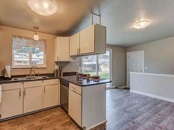 3rd image of 2823 W Winchester Dr