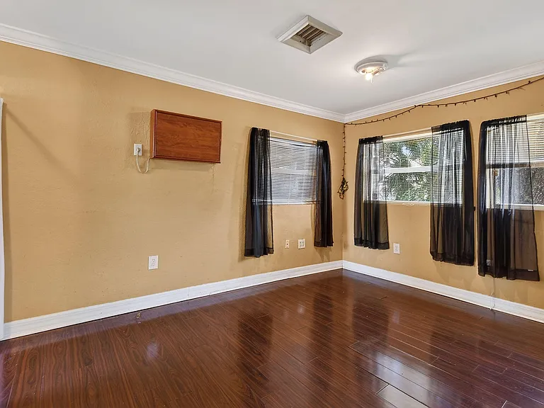 1005 Selkirk St — Photo 7