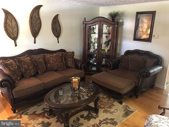 Spacious Living Rm to hold oversized furniture