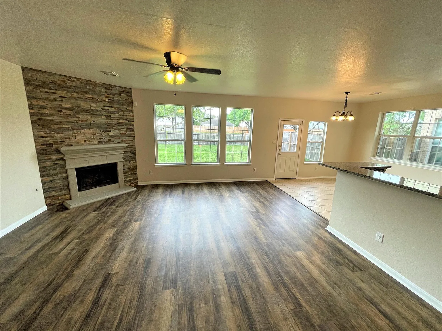 4 bed, 2.5 bath, 3064 sqft, $2,300 — Photo 3
