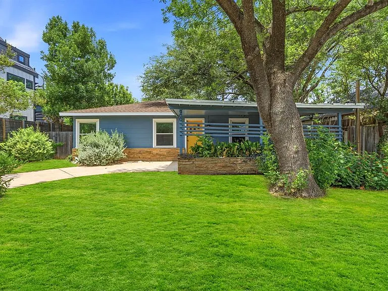900 Stark St — Photo 1