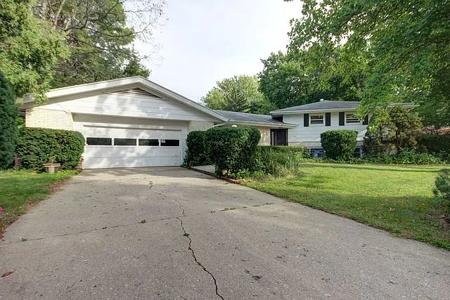 1806 Golfview Dr photo 1
