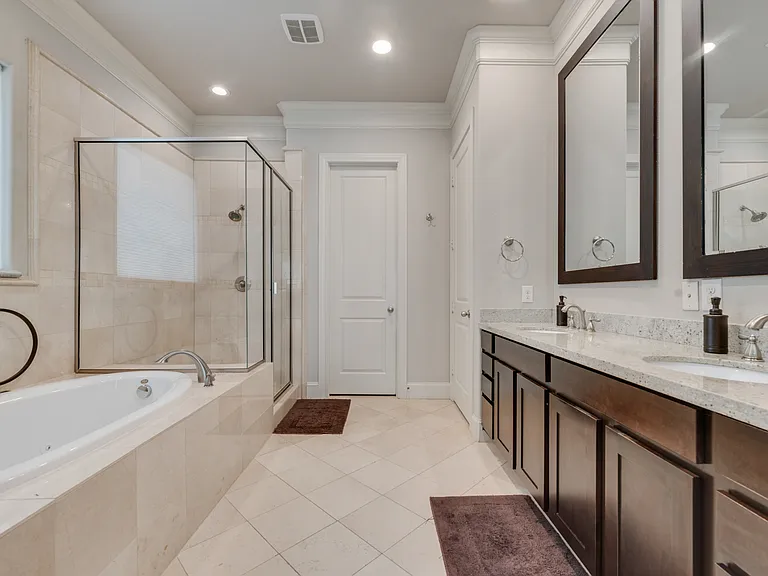 425 S Cesar Chavez Blvd — Photo 15