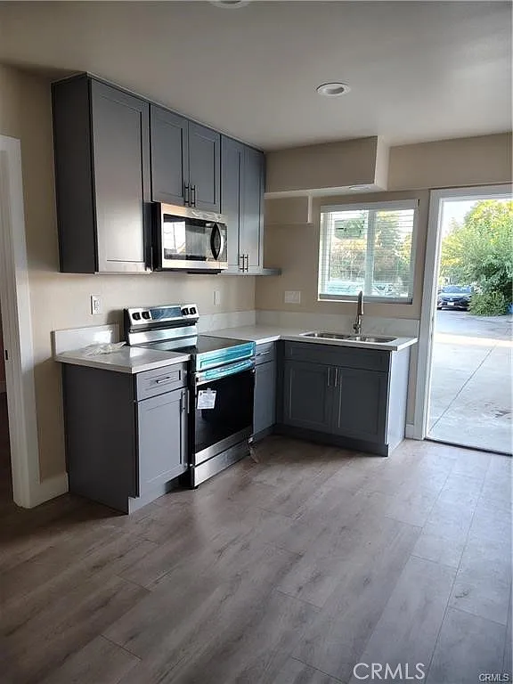 2 bed, 560 sqft, $2,100 — Photo 4