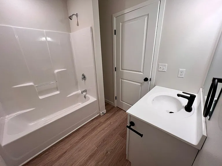 826-834 Thames Ct #1008 — Photo 8